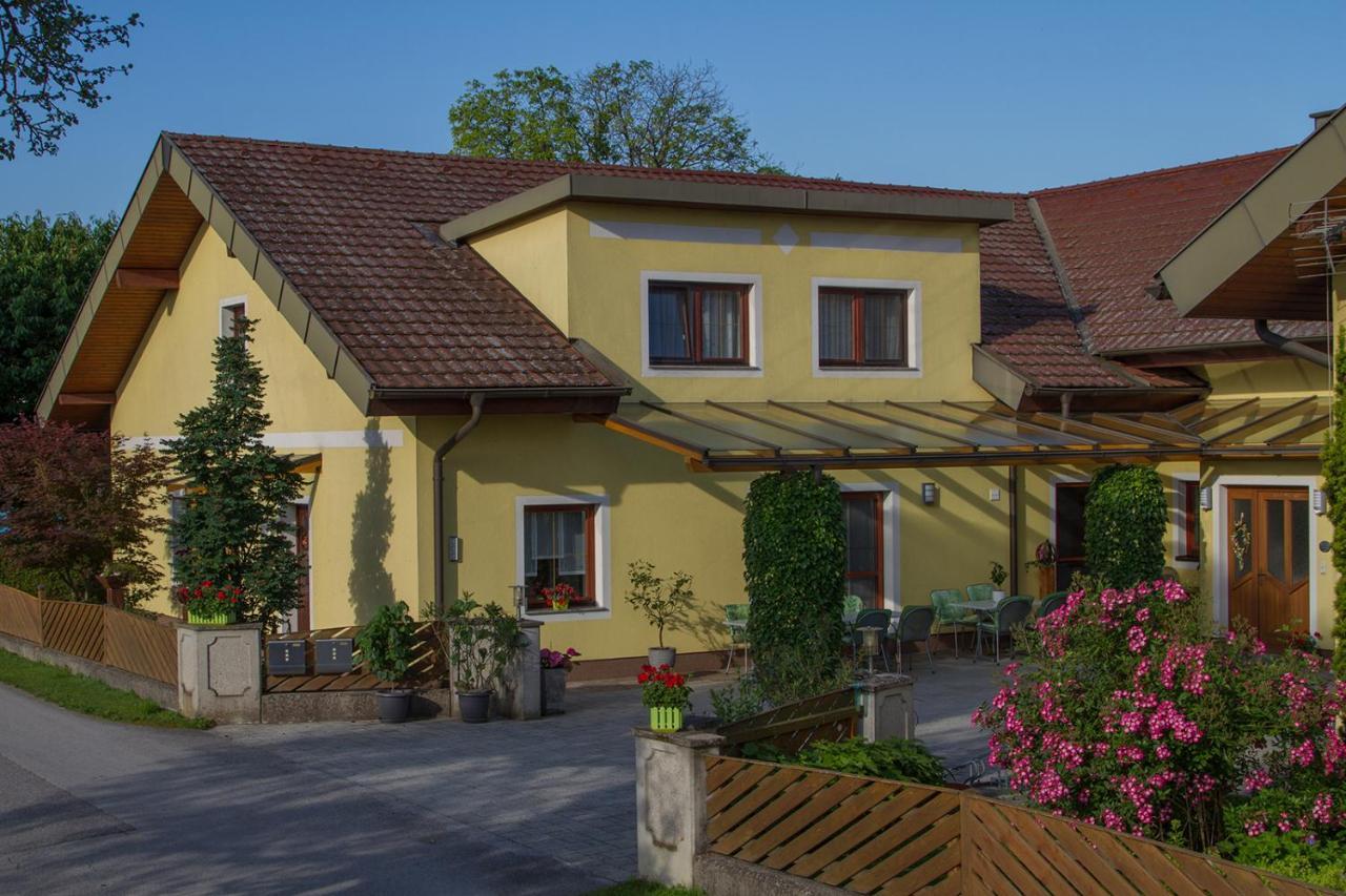 Privatzimmer Und Ferienwohnungen Leeb Persenbeug エクステリア 写真